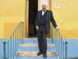 El autor, en vida, posa en la puerta de su casa ubicada en Xalapa, Veracruz. EL UNIVERSAL