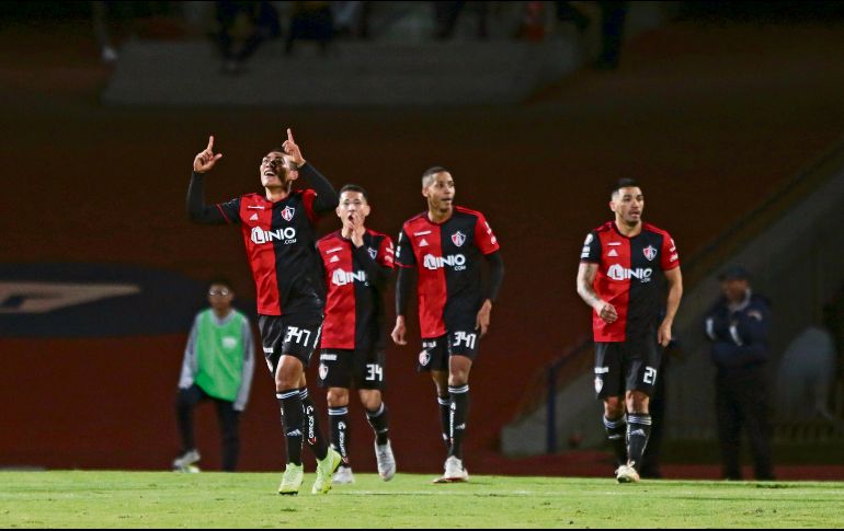 Rodolfo Rivera (#347) celebra tras conseguir el gol que le dio el triunfo a los rojinegros. SUN /