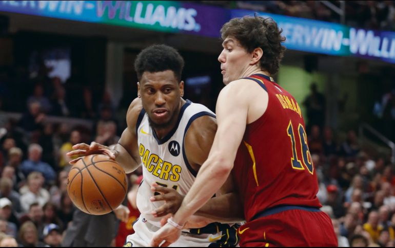 Thaddeus Young (izq.) lideró el ataque de los Pacers. AP / T. Dejak