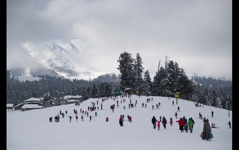 Personas esquían en Gulmarg, en la zona de la Cachemira india. AP/D. Yasin