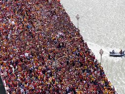 Fieles católicos cruzan un puente en procesión por la festividad del Nazareno Negro en Manila, Filipinas. Decenas de miles se unen a la romería, la mayoría descalzos. AP/B. Marquez
