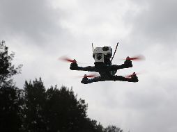 Los pilotos de drones necesitarán un certificado de pilotaje y prueba del registro del vehículo, ya sea para su uso recreativo, profesional o académico. EL INFORMADOR/ ARCHIVO