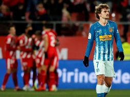 Griezmann (D) muestra su descontento mientras el Girona celebra el gol del empate. EFE/E. Fontcuberta