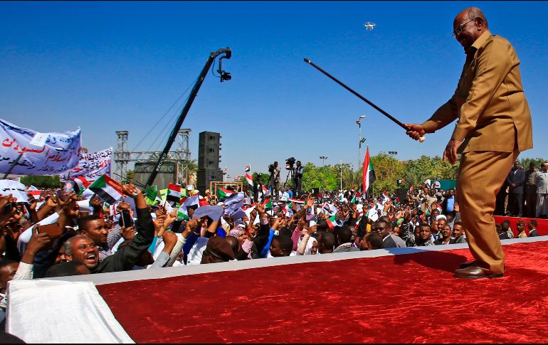 El Gobierno celebró en Jartum un acto multitudinario en apoyo de Al Bashir, en el que el presidente desacreditó a la oposición. AFP/G. Shazly