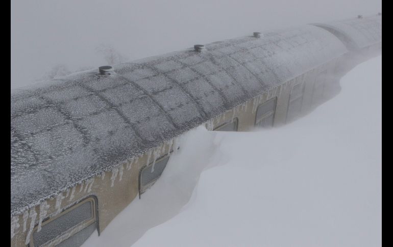 Un tren quedó atorado en la nieve en la montaña Brocken, cerca de Schierke, en el centro de Alemania.