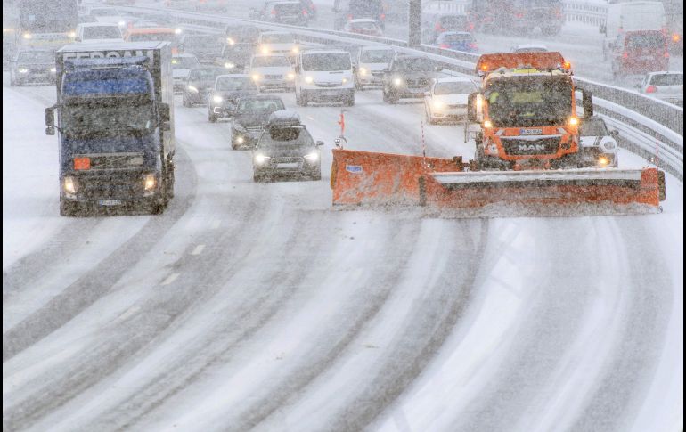 Una máquina limpia la autopista A9 en Garching, Alemania.