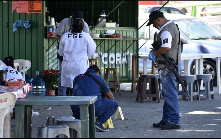 Peritos forenses aseguran el área donde cayó herido Rey David Cortés. EFE