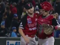 Brandon Cuniff, cerrador de Mazatlán, abraza al catcher Sebastián Valle después del out 27. YOUTUBE/Liga Mexicana del Pacífico