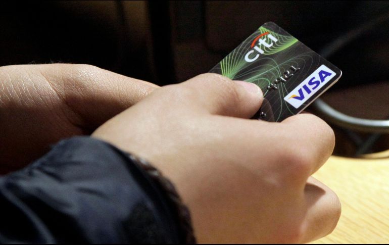 Indicó que en junio de 2018, las instituciones bancarias y sociedades financieras de objeto múltiple reportaron a Banco de México un total de 25.7 millones de tarjetas emitidas para personas físicas. AP/Archivo