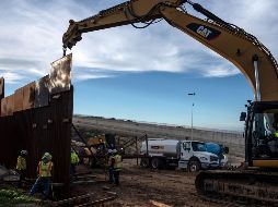Un equipo de construcción reemplaza parte de la valla fronteriza México-Estados Unidos. AFP/G. Arias