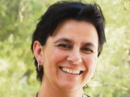 La autora española quiere que su poesía acerque y una a las personas. Facebook de Magdalena S. Blesa