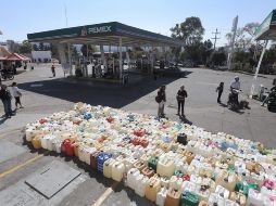 Aunque común, la venta de gasolina en bidones está prohibida; la reciente crisis pone el foco sobre esta práctica que además de riesgosa tiende al acaparamiento. EFE/I. Villanueva