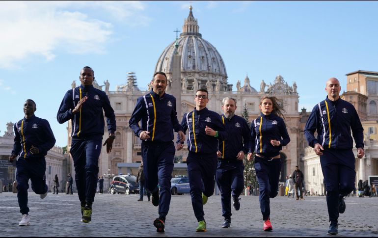 Guardias suizos, sacerdotes, monjas, farmacéuticos e incluso un profesor de 62 años que trabaja en la Biblioteca Apostólica, son los primeros atletas que representarán a la Santa Sede. AP / A. Medichini