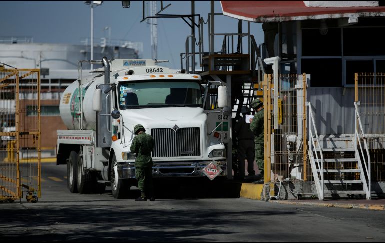 La secretaria de Gobernación, Olga Sánchez Cordero, explica que en la estrategia contra el robo de combustible colaboran la Policía Federal, el Ejército y la Marina. EL INFORMADOR / F. Atilano