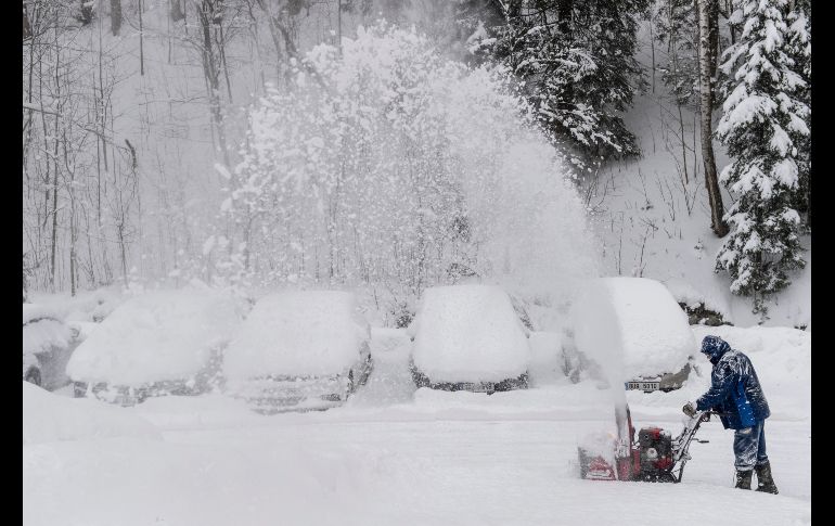 Un hombre limpia una calle durante una nevada en Velka Upa, en la República Checa. AP/CTK/D. Tanecek
