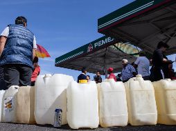 Debido al desabasto, cada vez es más frecuente encontrar personas que utilizan este tipo de recipientes en las estaciones de servicio en espera del combustible. SUN /