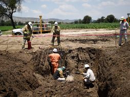 Trabajadores de Pemex reparan una fuga en una toma en Tepeaca, Puebla. AFP/ARCHIVO