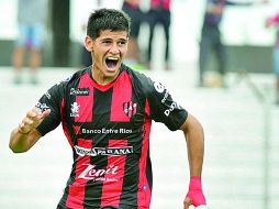 La temporada pasada, el sudamericano vistió la también playera rojinegra del Patronato de Paraná, Argentina, donde en 11 partidos anotó seis goles. ESPECIAL /