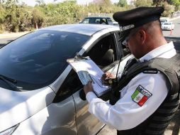 Actualmente la sanción por no tener la licencia va de $80.60 a $403, de aprobarse la propuesta emecista subiría de dos mil 418 a tres mil 627 pesos; y se suprimiría el derecho al descuento. EL INFORMADOR/ ARCHIVO