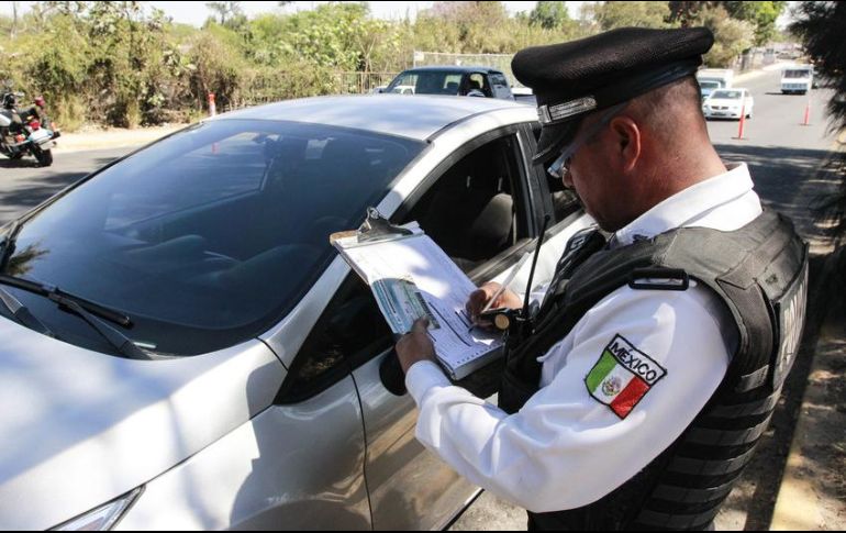 Actualmente la sanción por no tener la licencia va de $80.60 a $403, de aprobarse la propuesta emecista subiría de dos mil 418 a tres mil 627 pesos; y se suprimiría el derecho al descuento. EL INFORMADOR/ ARCHIVO