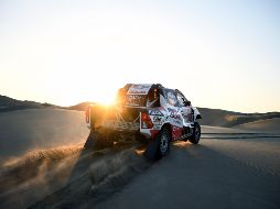 Nasser Al-Attiyah se adjudicó este jueves la cuarta etapa tras sostener un duelo con el francés Stéphane Peterhansel, con el que rodó gran parte del recorrido. AFP /