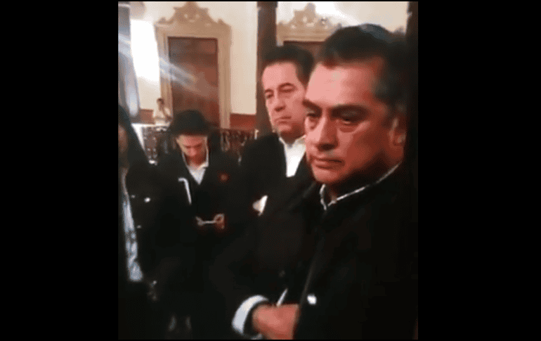 “Por qué no lo apoyaste tú, con esa cadenita le compras esa madre”, señala el gobernador en el video. TWITTER / @CarlosSanagu