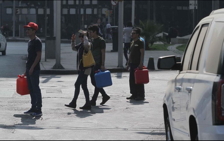 El desabasto genera compras de pánico y las largas filas para adquirir combustible. NTX/G. Durán