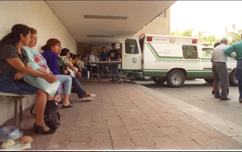 Aseguran que el Seguro Social cuenta con puntos de atención en todos los estados de la República para llenar los tanques de gasolina de las ambulancias. EL INFORMADOR/ARCHIVO