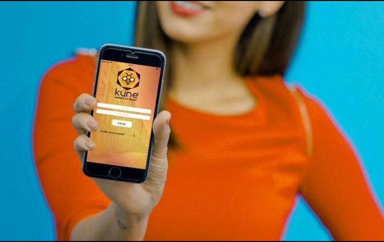 La aplicación tiene un chat 