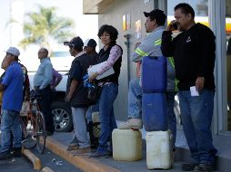 La UEPCBJ aclaró que sí se permite la venta de combustible en bidones, pero estos tienen que ser los especiales para la carga de gasolina, como los que se venden en ciertas tiendas especializadas en refacciones de autos. EL INFORMADOR/  F. Atilano