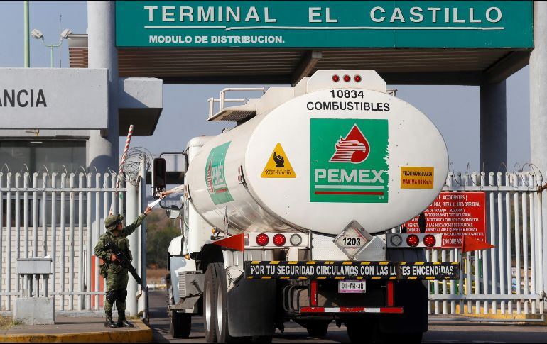 Pemex aseguró que seguirá ejecutando el plan alternativo de distribución por pipas hasta que se regularice el suministro. EFE/F. Guasco
