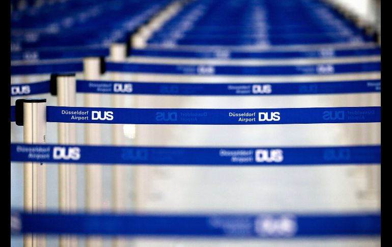 El control de seguridad del aeropuerto de Düsseldorf, Alemania, permanece desierto durante la huelga parcial del personal de seguridad convocada por los sindicatos para reclamar mejoras salariales en la negociación del convenio colectivo. EFE/T. Banneyer
