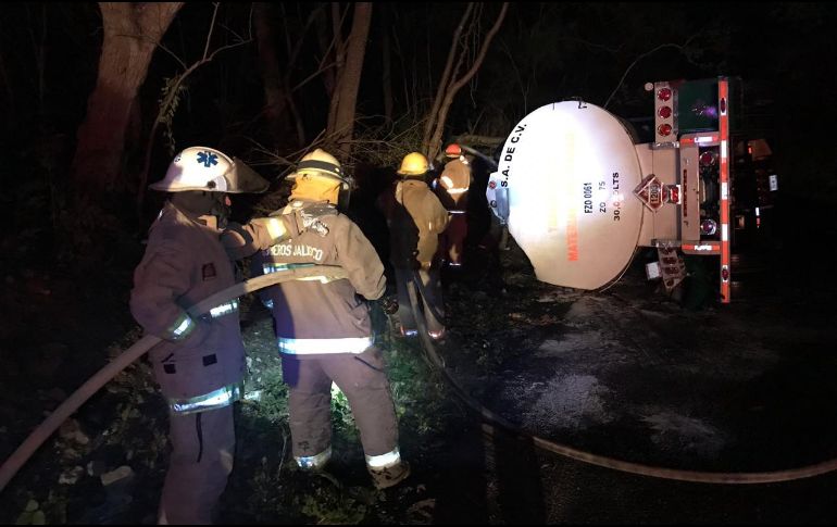 Bomberos se encuentran en el lugar laborando ya que la mayor parte del combustible quedó derramado. ESPECIAL / Protección Civil Jalisco