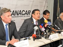 Los transportistas privados podrían incrementar su participación en el mercado de distribución de gasolina de 35% a 50%. ESPECIAL / CANACAR