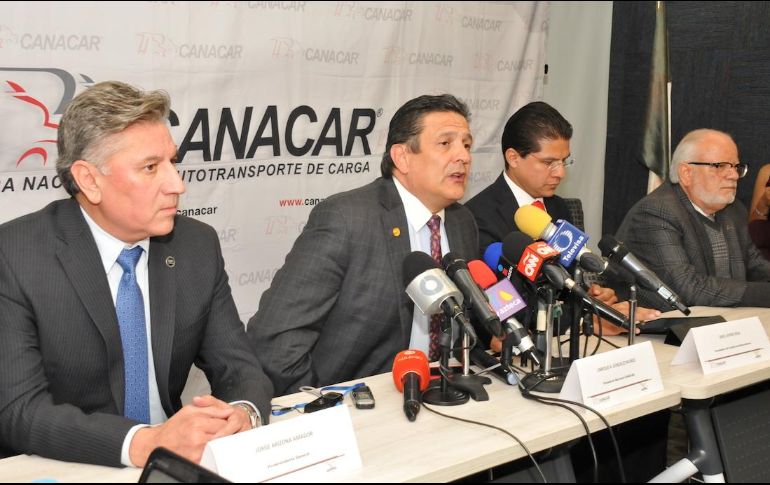 Los transportistas privados podrían incrementar su participación en el mercado de distribución de gasolina de 35% a 50%. ESPECIAL / CANACAR