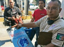 Bomberos de Zapopan acudieron a una gasolinera para orientar a quienes están llevando combustible en bidones a que lo hagan en bolsas adecuadas de polietileno de alta densidad, que cuentan con sello hermético y que evitan que el contenido se derrame. ESPECIAL