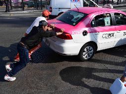 Aspectos de los autos que tienen que ser empujados hasta las gasolineras para cargar gasolina, ante el desabasto del combustible en la Ciudad de México debido a la estrategia contra el huachicol. SUN / F. Rodríguez