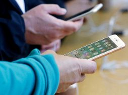Apple está estudiando a la competencia china para intentar conquistar de nuevo al mercado, con la posibilidad de integrar en sus teléfonos una doble tarjeta SIM. AP/ ARCHIVO