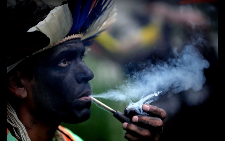 Un indígena de la etnia guaraní protesta frente a la sede de la Fiscalía en Sao Paulo, Brasil, en el marco de una manifestación en contra de la decisión del presidente Jair Bolsonaro de encargar al Ministerio de Agricultura la demarcación de nuevas reservas indígenas. EFE/F. Bizerra Jr