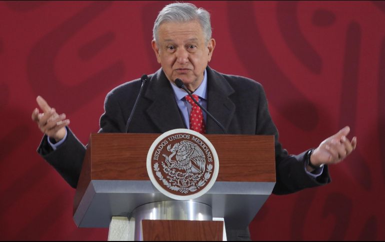 El tabasqueño refirió que los jóvenes recibirán los recursos a través de una tarjeta con la que podrán cobrar la beca en un banco o en el Banco del Bienestar. SUN/S. Gutiérrez