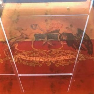 Exponen bandera rescatada del bombardeo que derrocó a Allende