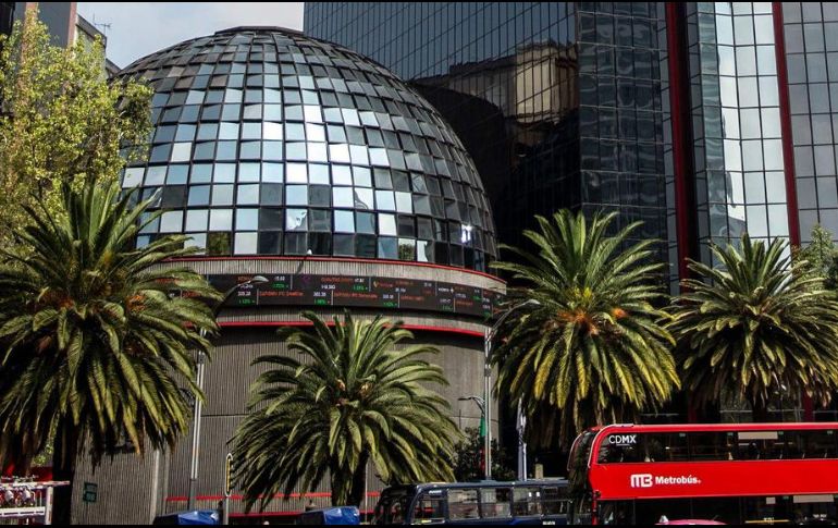 La BMV tuvo un balance semanal positivo en mil 100.98 puntos, equivalente 2.59% más respecto al viernes previo. AFP / ARCHIVO