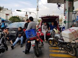Alrededor de ellos hubo quienes consiguieron algunos bancos mientras otros aprovecharon para dormir dentro de sus autos. EL INFORMADOR/ R. Bobadilla