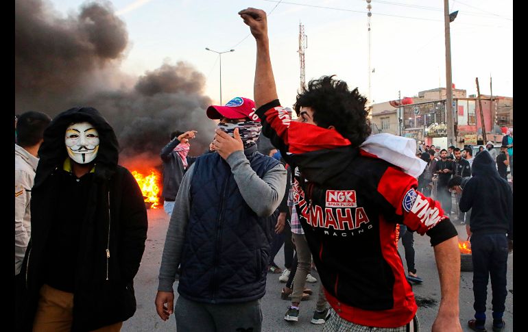 Manifestantes cantan consignas en Basra, Iraq, en demanda de mejores servicios públicos y trabajo. AP/N. Al-Jurani