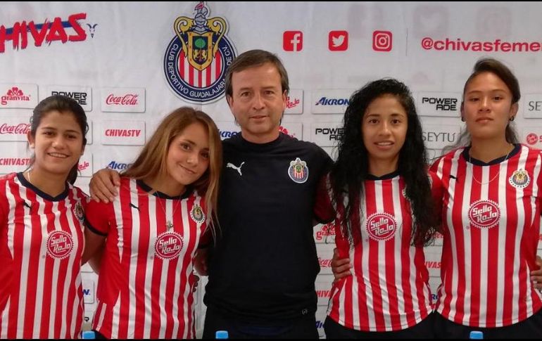 Diego Martínez (C) posa con los cuatro refuerzos, de izquierda a derecha, Martínez, Alcalá, Cabrera y Pizano. TWITTER/@ChivasFemenil