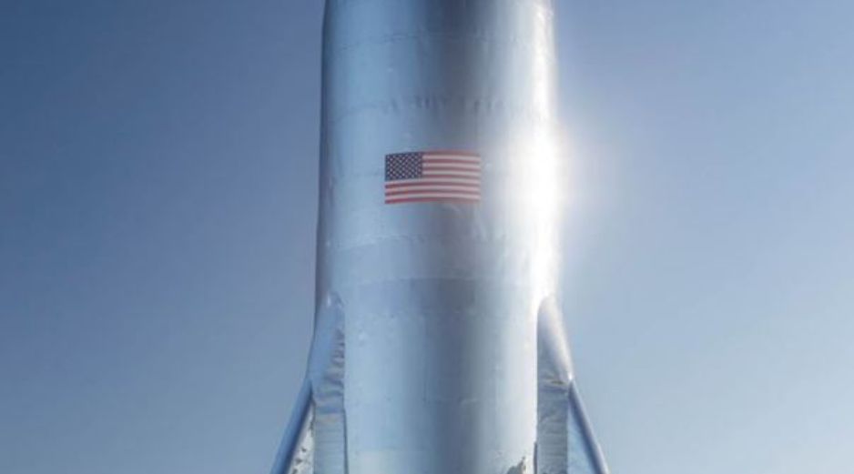 Starship no es de fibra de carbono, un material que es más liviano, porque es menos resistente que el acero a las temperaturas extremas, tanto frías como calientes, a las que el cohete se verá sometido. AFP / Elon Musk