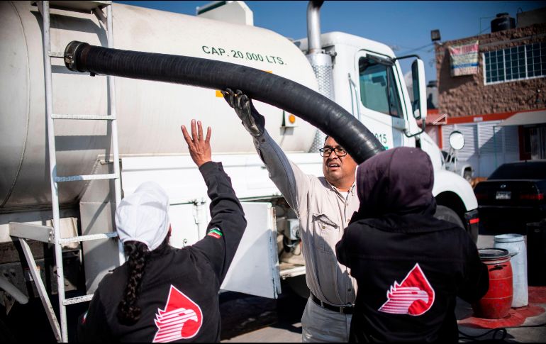 Autotanques privados, que serán custodiados por policías a bordo de vehículos oficiales, transportarán combustible en zonas críticas. AFP/P. Pardo