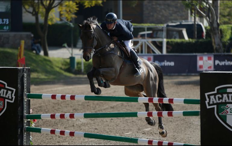 Carlos Molina recorre la pista del Club Ecuestre La Hípica a lomos de ''Usidor de Perhet''. EL INFORMADOR / F. Atilano