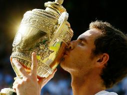 Andy Murray besa la copa del campeonato de Wimbledon 2013, la cual ganó a Novak Djokovic. AP / K. Wigglesworth