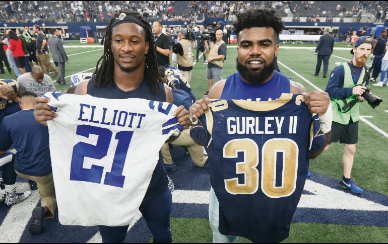 En la semana, tanto Todd Gurley (izq.) como Ezekiel Elliott intercambiaron elogios por sus respectivos estilos de juego. AP
